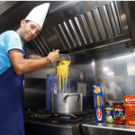 Vincenzo Nibali cucina per i compagni